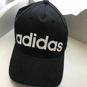 Women’s Adidas SnapBack black and white